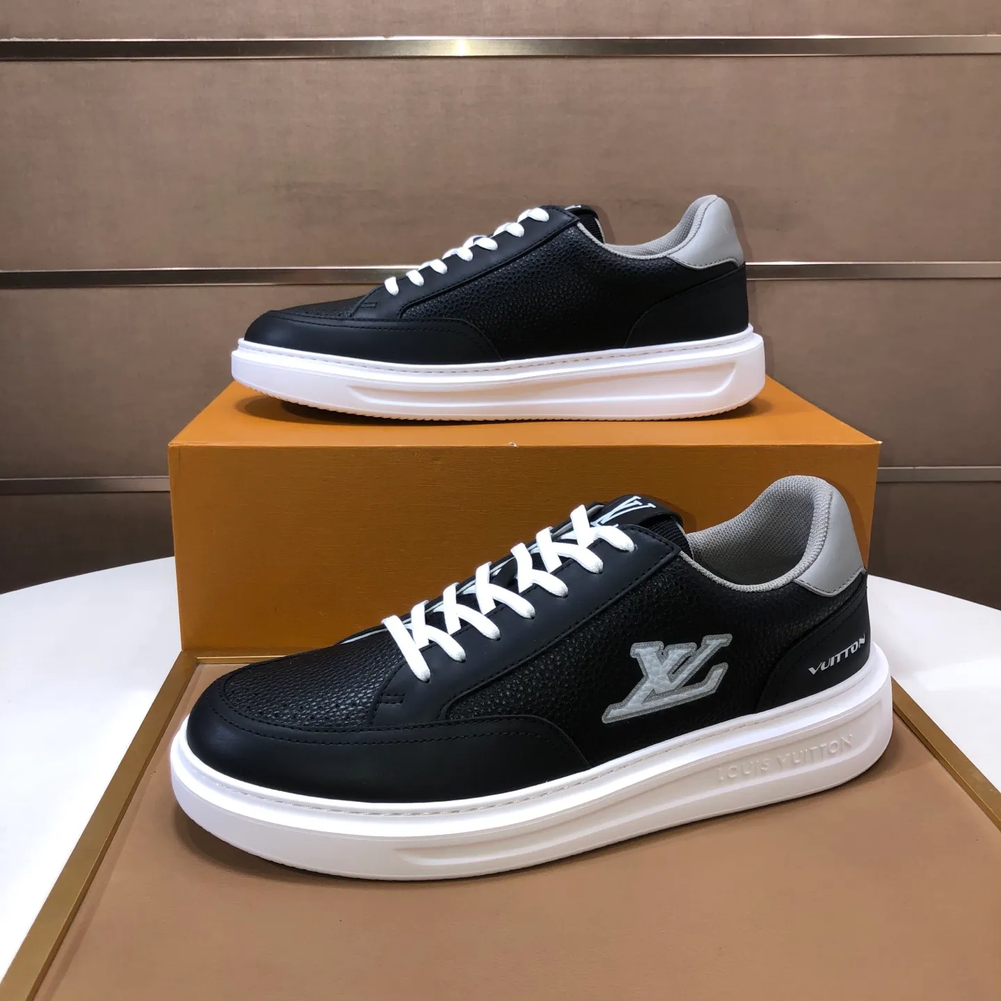 Factory batch 640💰original development, quality shipment, welcome to compare - LV sneaker series sports shoes introduce the loose silhouette of the ready-to-wear series into the spring and summer men's wear shows and make an eye-catching appearance. The cow leather upper is combined with rough fabric laces, and colorful beading highlights the brand's classic elements. LV letters mark the tongue and Monogram floral outsole. Mixed materials Made of top-grain cowhide, thick shoelace design, large Monogram print on the side, mesh lining and cotton feet, the comfort is as extreme as ever, premium heritage, quality first, worth owning! Size: Men’s 38-45 (45 is custom-made and cannot be returned or exchanged)